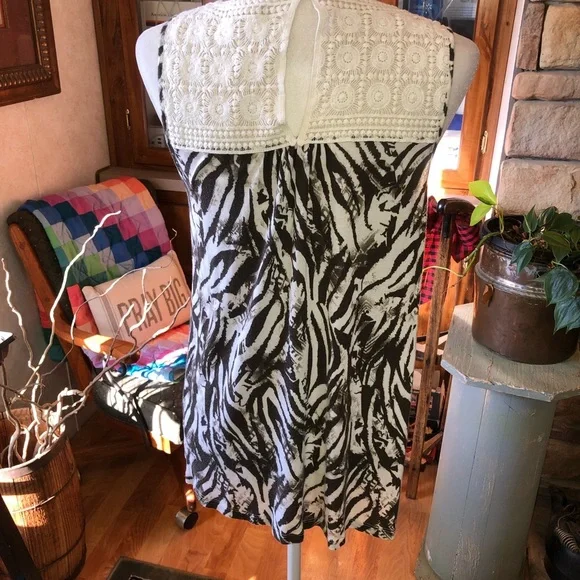 PLEIONE SIZE MEDIUM DARK GREEN AND WHITE SLEEVELESS TOP WITH EMBROIDERED CHEST - Picture 5 of 5